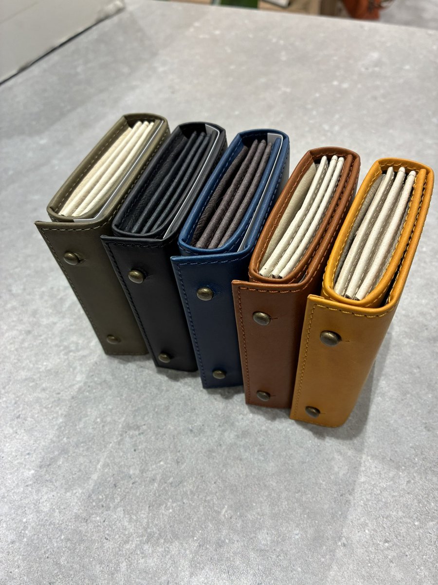 althorp_saga's tweet photo. エムピウ『ミッレフォッリエII P25』入荷♪

ブルー　　　　３本　グリージョ        2本
ブラック　　　3本　コニャック　　３本
ナポリ　　　　3本

お一人様1点までのご購入とさせていただきます。完売時はXでお知らせしますが、ご来店時に売り切れの場合もありますのでご了承くださいませ🙇‍♂️ https://t.co/4LTCQN8Eyw