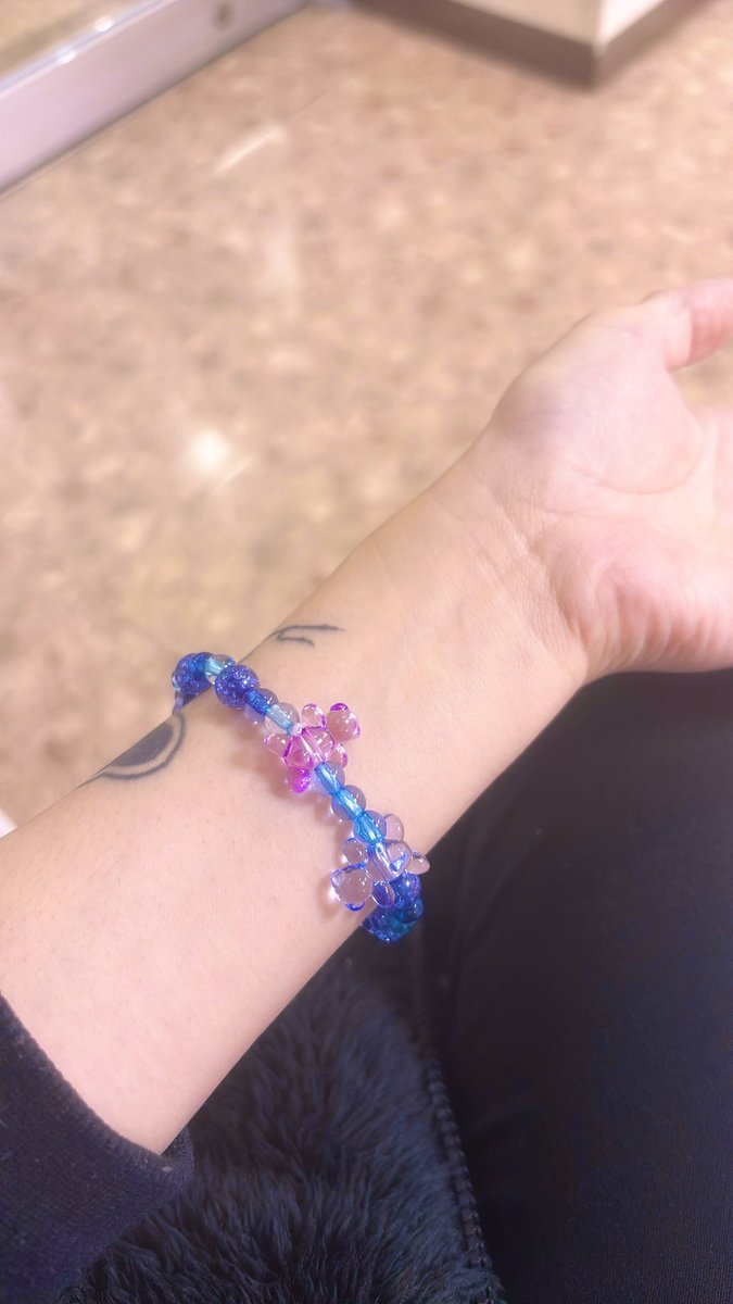 yumekawayami's tweet photo. 左利きなんで左腕も手首も綺麗です。くまさんぽっくりお腹でかわいいビーズあったから青いビーズで作ってみたよ💙🫧私の手相、両手ともKY線🧸 https://t.co/5tWyzUE1b2
