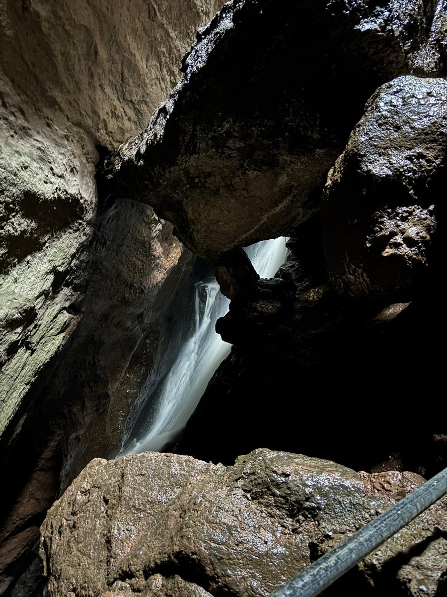 aIfawhore's tweet photo. 1. Pinnacles:
First up is Pinnacles and this place was pretty awesome. Most of the views were lowkey pretty samey but the trail I went on took me through a pitch black cave with a waterfall in it and it was beautiful. I don’t think I’d be rate it properly but it was great overall https://t.co/rzintggh8z