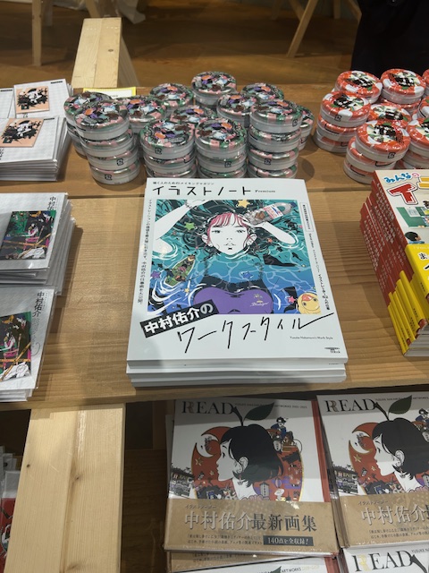uchida_compact's tweet photo. 京都で開催中の「中村佑介装画の世界展」。これまで手がけられた装画がどのような思考で描かれたのかがわかりやすく解説され、原画や下絵とともに展示されており、時間を忘れて細かい表現まで見入ってしまいました。イラストノートも販売してくださってます。 https://t.co/ZUoNLrEZcm