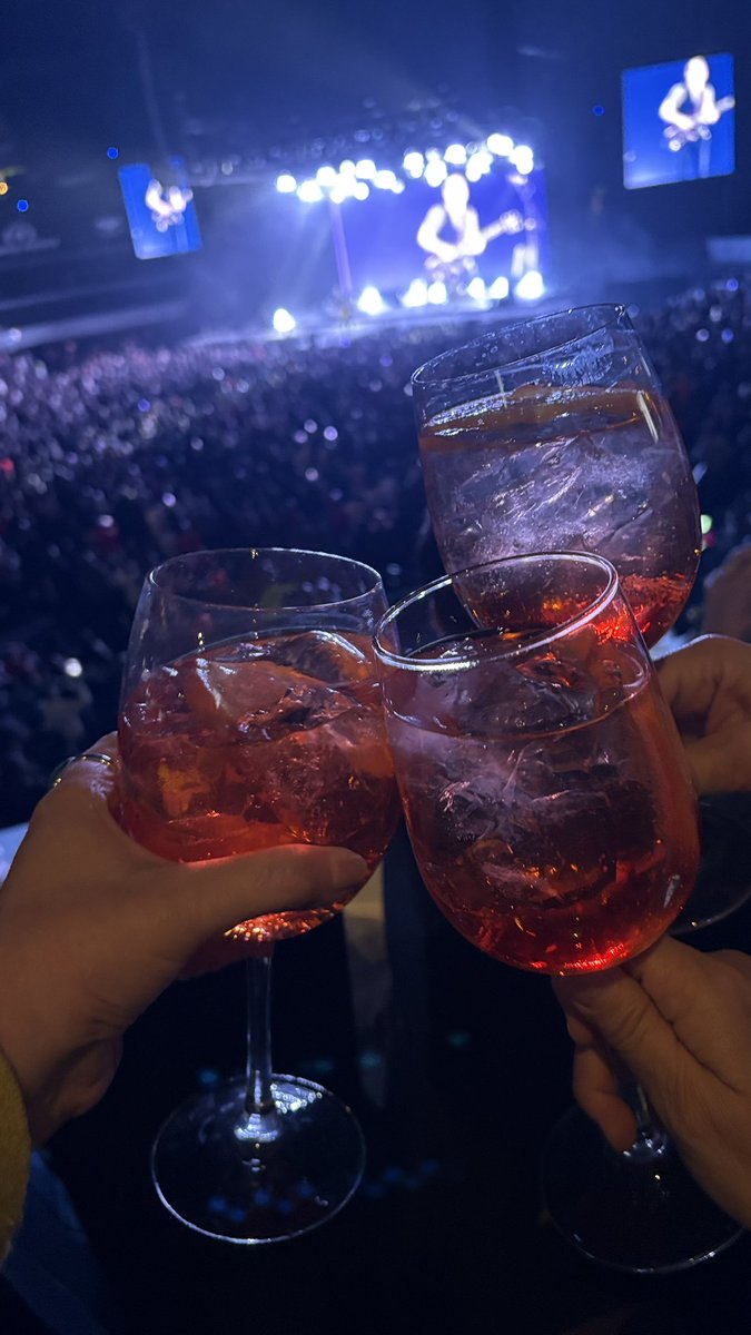 AliciaAlarcon's tweet photo. #Happiness #ElBrayan #BryanAdams con mi sis @silviamolleda y mi @veronicarubin ❤️❤️ https://t.co/ZZYPn4KVa6