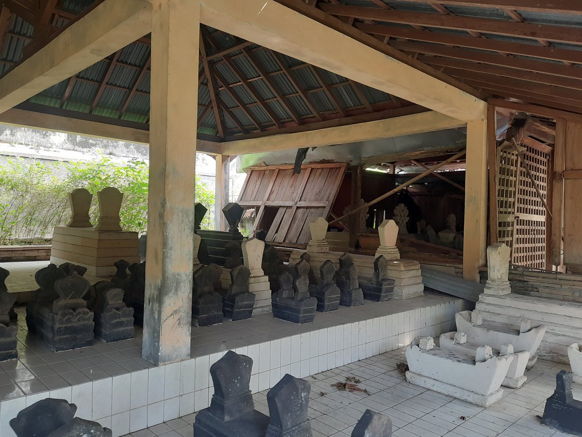 Komplek makam Patih Danureja II di Mlangi, Yogyakarta.

Beliau dihukum mati pada 1811 akibat perseteruan politik dengan Sultan HB II.

Sebelum dipindahkan ke Mlangi pada tahun 1865, Patih Danurejo II dimakamkan di Banyusumurup. 

Alfatihah.