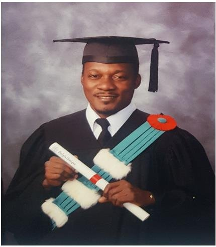 lalime_thomas's tweet photo. Pierreman-Fils Pierre, docteur en génie civil

Par Thomas Lalime,
Le Nouvelliste, 02 mars 2026 

L’ingénieur haïtien Pierreman-Fils Pierre, originaire des Gonaïves, a soutenu avec succès, le mardi 25 février 2026, sa thèse de doctorat intitulée « Modélisation de la performance des ouvrages de gestion des eaux pluviales par l’approche systémique ».La soutenance s’est tenue au local B-529 du pavillon principal de l’École Polytechnique de Montréal, dans le cadre d’un programme bi-diplômant entre l’École Polytechnique de Montréal et de l’Institut des Sciences, des Technologies et des Études avancées d’Haïti (ISTEAH), au département des génies civil, géologique et des mines.

Le jury était composé des professeurs Ahmad Shakibaeinia, président, Musandji Fuamba, directeur de recherche, Samuel Pierre, codirecteur de recherche, Françoise Bichai, membre, et Ngandu Balekelayi, membre externe. La direction des études supérieures était représentée par le professeur Olivier Henry. Après délibération, le jury a salué la qualité scientifique du travail et la pertinence de ses contributions dans le domaine de la gestion durable des infrastructures urbaines.

Né aux Gonaïves, Pierreman-Fils Pierre a eu un parcours académique axé sur le génie civil et la gestion des ressources hydriques. Après des études en génie civil à la Faculté des Sciences appliquées (FDSA) en Haïti, il a poursuivi sa formation à l’ISTEAH où il a obtenu un diplôme d’études supérieures spécialisées (DESS), puis une maîtrise en ingénierie spécialisée en génie des ressources hydriques.

En 2021, il a entamé un doctorat en génie civil, axe hydraulique, dans un programme bi-diplômant entre l’École Polytechnique de Montréal et l’ISTEAH. Ses travaux sont réalisés sous la direction du professeur Musandji Fuamba et la codirection du professeur Samuel Pierre. Parallèlement à ses activités de recherche, il exerce comme ingénieur civil au ministère de l’Intérieur et des Collectivités territoriales (MICT) en Haïti et enseigne à l’ISTEAH, tout en agissant comme auxiliaire d’enseignement à l’École Polytechnique de Montréal. En 2025, il a obtenu une bourse d’excellence académique de la Banque Royale du Canada (RBC) en reconnaissance de la qualité de ses travaux de recherche.

Son parcours se distingue également par des responsabilités académiques et citoyennes importantes. Il a notamment occupé le poste de doyen de la Faculté des Sciences, de Génie civil et d’Architecture de l’Université Notre-Dame d’Haïti (UNDH / UDERS des Gonaïves). Très engagé dans la vie universitaire, il a exercé des rôles de leadership étudiant, tant à l’ISTEAH qu’à l’École Polytechnique de Montréal, en contribuant à la représentation étudiante dans des comités. Il s’implique également dans la société civile à travers son rôle de vice-président aux communications de l’Initiative citoyenne en faveur de la Sécurité et de la Paix (ICiSP).

Une approche systémique pour améliorer la gestion des eaux pluviales

La gestion des eaux pluviales en milieu urbain représente aujourd’hui un enjeu majeur pour les municipalités à travers le monde. L’intensification des événements météorologiques extrêmes liée aux changements climatiques, combinée à l’urbanisation rapide et à l’augmentation des surfaces imperméabilisées, accentue les risques d’inondation et met sous pression les infrastructures existantes. Face à ces défis, la thèse de l’ingénieur Pierreman-Fils Pierre propose une approche systémique visant à modéliser la performance des ouvrages de gestion des eaux pluviales afin d’améliorer leur efficacité et de faciliter la mise en place de plans de maintenance adaptés aux réalités urbaines.

Dans une première étape, la recherche examine la possibilité d’appliquer l’approche systémique au domaine de la gestion des eaux pluviales. Cette étude met en évidence les avantages de cette approche par rapport aux méthodes analytiques traditionnelles et au suivi expérimental sur le terrain. La deuxième étape présente le développement théorique d’un outil permettant d’évaluer les performances techniques et environnementales des ouvrages selon une perspective globale. Basé sur un ordinogramme de programmation, cet outil définit des critères de performance et propose une méthodologie d’évaluation complète, incluant un exemple numérique et un plan de maintenance.

La troisième étape consiste en l’application pratique de l’outil à un site expérimental situé sur l’avenue Papineau à Montréal, comprenant 24 cellules de biorétention et 15 cellules de rétention végétalisée. Les résultats obtenus permettent d’évaluer de manière cohérente les performances partielles et globales des ouvrages étudiés. La quatrième étape porte sur l’évaluation de la performance technique de bassins de biorétention et sur l’élaboration d’un plan de maintenance structuré, basé sur des observations de terrain et visant à adapter les interventions selon l’état réel des infrastructures.

Les résultats de la recherche démontrent la pertinence de l’approche systémique pour analyser la performance globale des ouvrages de gestion des eaux pluviales. En intégrant les dimensions techniques et environnementales, la méthodologie développée permet une meilleure compréhension des interactions entre les composantes du système et constitue un outil d’aide à la décision pour les gestionnaires urbains. Cette contribution scientifique ouvre la voie à une gestion plus durable des infrastructures hydrauliques, particulièrement dans un contexte de changements climatiques et d’urbanisation croissante.

Elle met également en évidence l’importance d’adopter des stratégies intégrées, capables de concilier efficacité hydraulique, préservation des ressources et résilience urbaine. En proposant un cadre d’évaluation holistique, l’étude incite à repenser la planification des réseaux de drainage afin d’anticiper les aléas, réduire les vulnérabilités et optimiser les investissements publics. À terme, cette démarche pourrait contribuer à l’émergence de modèles d’aménagement plus adaptatifs, où les solutions techniques s’articulent avec des approches fondées sur la nature, renforçant ainsi la capacité des villes à faire face aux événements extrêmes et à assurer un développement harmonieux et durable.

Une approche adaptée aux réalités haïtiennes

Pour le Docteur Pierreman-Fils Pierre, les résultats de cette recherche peuvent être adaptés au contexte haïtien, où les villes sont souvent confrontées à des problèmes d’inondation et à un manque d’infrastructures de drainage adéquates. L’approche systémique proposée pourrait offrir des solutions concrètes pour améliorer la planification des infrastructures hydrauliques et renforcer la résilience urbaine face aux aléas climatiques. En favorisant une vision globale du fonctionnement des systèmes urbains, cette méthodologie représente une perspective prometteuse pour le développement durable des villes haïtiennes.

À travers cette thèse, Dr. Pierreman-Fils Pierre propose une nouvelle manière d’évaluer et de gérer les ouvrages de gestion des eaux pluviales, fondée sur une compréhension systémique des interactions entre infrastructures, environnement et fonctionnement urbain. Ses travaux ouvrent la voie à des stratégies de maintenance plus efficaces et à une meilleure adaptation des villes aux défis environnementaux contemporains.