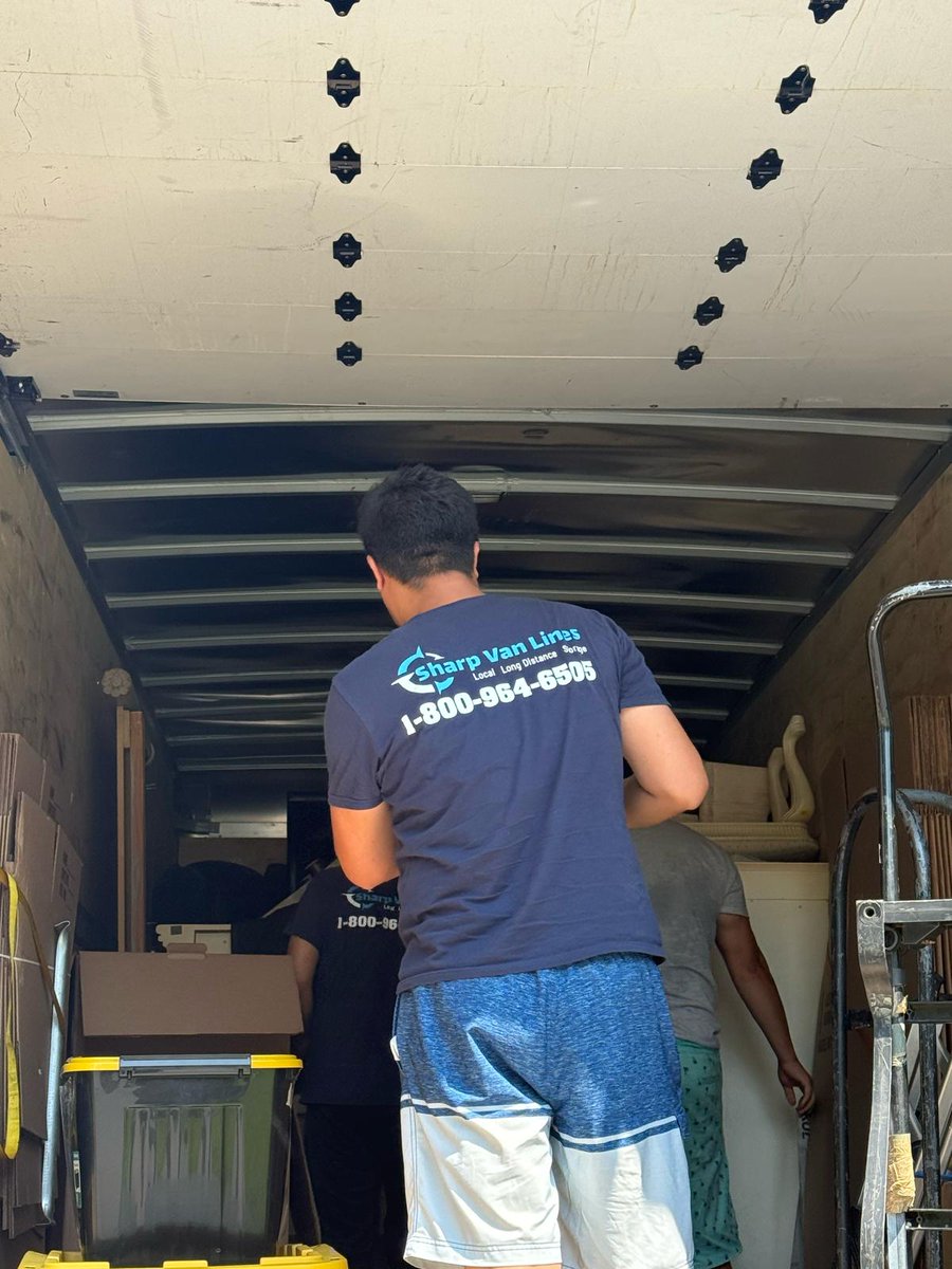 sharpvanlines's tweet image. If it looks controlled — that’s experience. 🚚Up the stairs.
Out the door.
Into the truck.Just another day doing it the right way.
#SharpVanLines #MovingDay #NYCMovers #StairWorkout #HeavyLifting #ProfessionalMovers