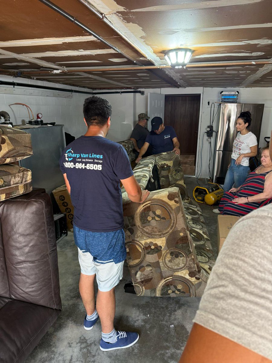 sharpvanlines's tweet image. If it looks controlled — that’s experience. 🚚Up the stairs.
Out the door.
Into the truck.Just another day doing it the right way.
#SharpVanLines #MovingDay #NYCMovers #StairWorkout #HeavyLifting #ProfessionalMovers