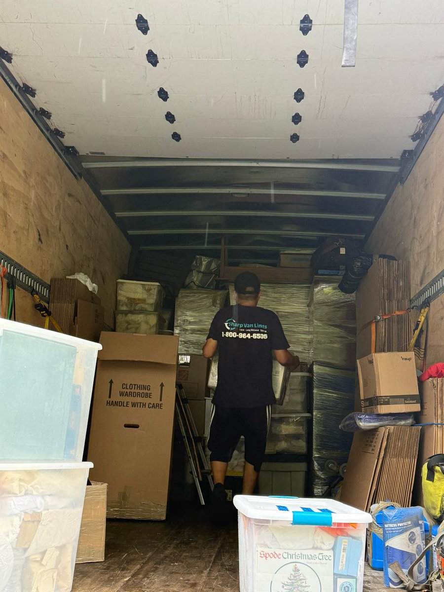 sharpvanlines's tweet image. Another day, another staircase that was definitely built before furniture was invented 😅Narrow steps.
Low ceilings.
Turns that make you question geometry.Mattresses wrapped tight.

#SharpVanLines #MovingDay #NYCMovers #StairWorkout #HeavyLifting #ProfessionalMovers