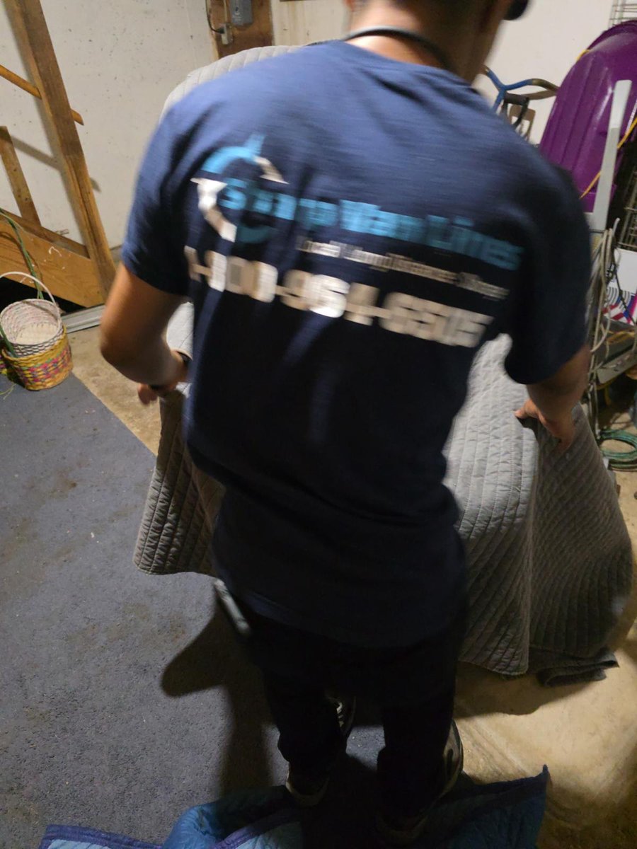 sharpvanlines's tweet image. Another day, another staircase that was definitely built before furniture was invented 😅Narrow steps.
Low ceilings.
Turns that make you question geometry.Mattresses wrapped tight.

#SharpVanLines #MovingDay #NYCMovers #StairWorkout #HeavyLifting #ProfessionalMovers