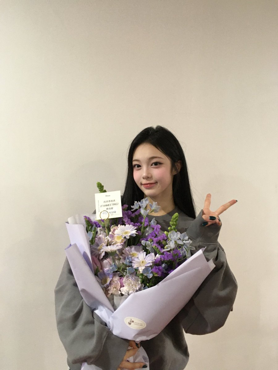 My dad came to the fanmeeting to see me and give his support to his little cutie. 🪷 ୭ ˚ ᵎᵎ