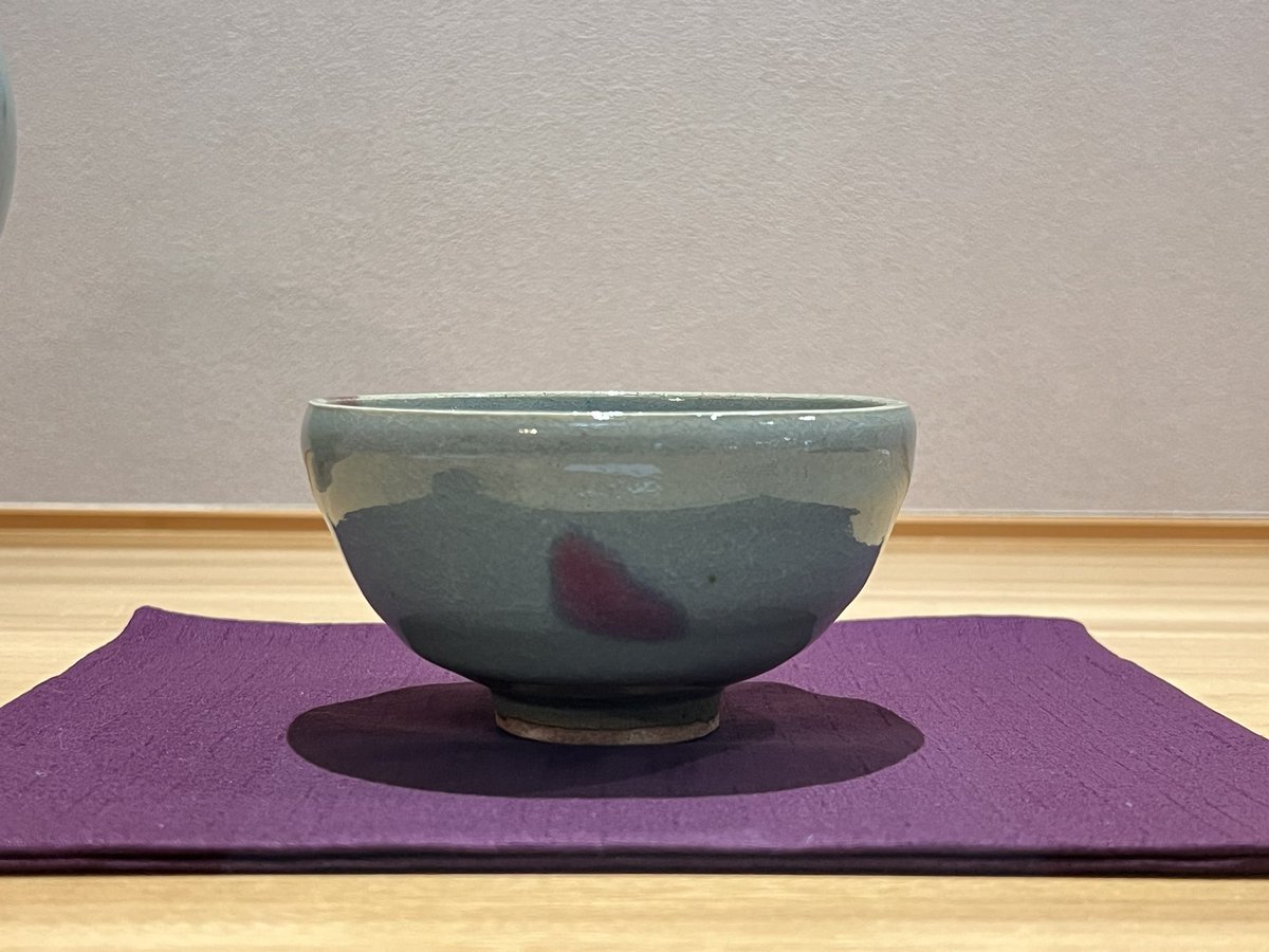 こんにちは。冷たい雨です。今日の作品は原清『鈞窯釉之花瓶』『鈞窯茶盌』