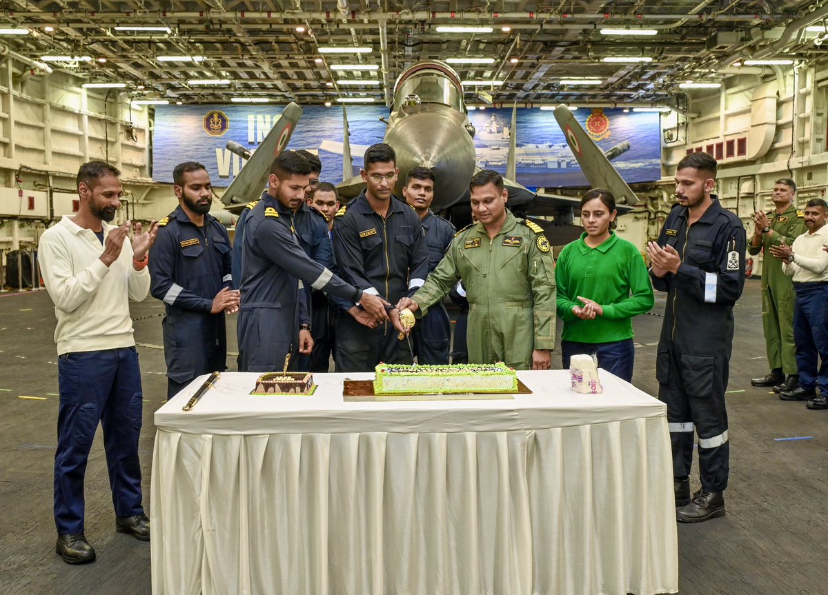 IN_R11Vikrant's tweet image. 𝘍𝘳𝘰𝘮 𝘧𝘪𝘳𝘴𝘵-𝘭𝘪𝘨𝘩𝘵 𝘭𝘢𝘶𝘯𝘤𝘩𝘦𝘴 𝘵𝘰 𝘭𝘢𝘵𝘦-𝘯𝘪𝘨𝘩𝘵 𝘳𝘦𝘤𝘰𝘷𝘦𝘳𝘪𝘦𝘴 - 1000 𝘵𝘳𝘢𝘱𝘴 𝘴𝘵𝘳𝘰𝘯𝘨

#INSVikrant achieves 1000 successful and safe arrested landings, marking a testament to relentless teamwork and combat readiness. RAdm Vivek Dahiya, NM,