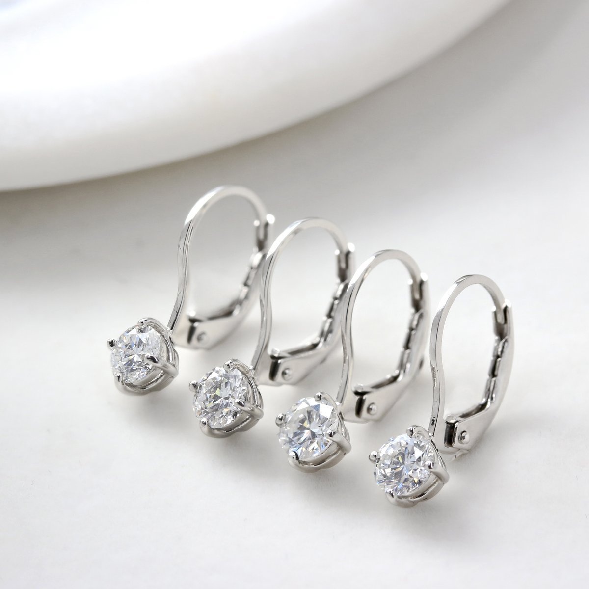 ginza_mesanges's tweet photo. 厳選された煌めくダイヤモンドのジャーマンフックピアスが新たに追加です。片耳0.3ctアップのダイヤモンドが耳元で揺れるたび、上品な煌めきを感じられ、普段のコーディネートがより華やかな印象に。

https://t.co/gpD6BFqVci

#メザン���ュ #銀座 #楽天 #ジュエリー #プラチナ #ピアス #ダイヤモンド https://t.co/IFMKSydQQH