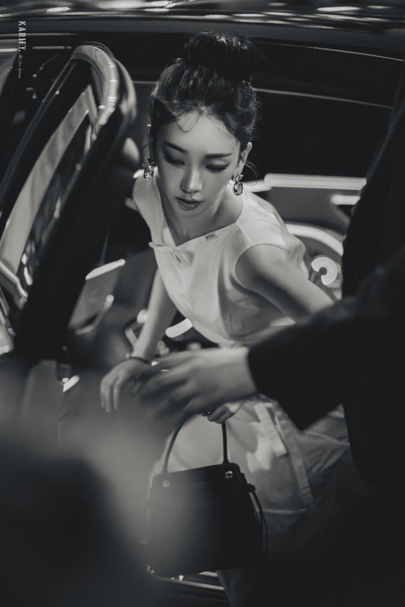 แค่ปรับสีก็เหมือนอยู่คนละยุค แต่ยุคไหนชีก็ดูเป็น superstar ของยุคนั้นจริง ๆ

KARINA FOR PRADA FW26
#PradaFW26xKARINA