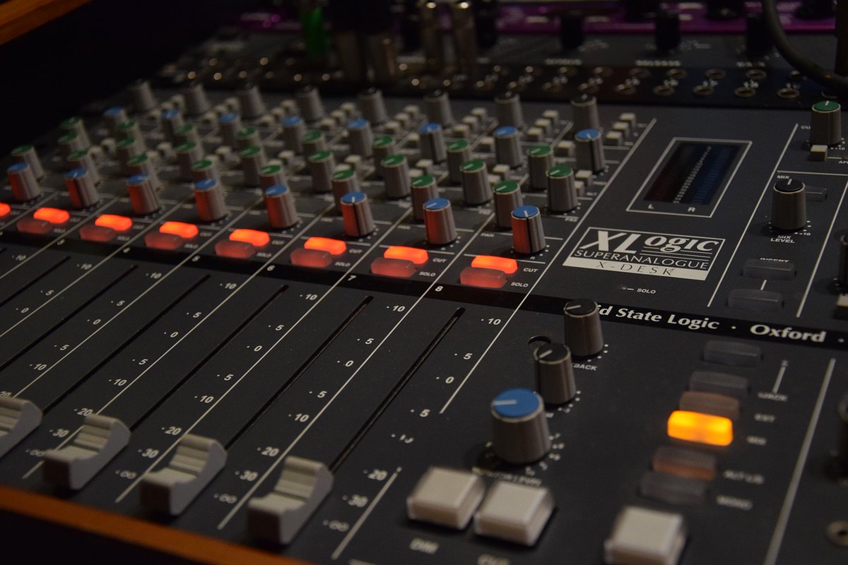 AudioMasterApp's tweet photo. To get a great sound in the studio it all starts at the source and moves onward. #Player 👉#instrument 👉 #microphone 👉 #mic #preamp 👉 #converter etc. 🤟 #recording https://t.co/Aw7XOZKvhu