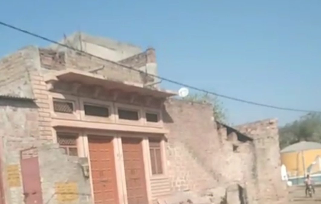 पाली रोहट ग्राम पंचायत राणा में मैन फला राणा में विधुत लाईट कनेक्शन लाइन बिल्कुल निचे लहराते हुए निचे कभी भी बड़ा हादसा हो सकता सकता है 
<a href="/ccc_jdvvnl/">Jodhpur Vidyut Vitran Nigam Limited</a>