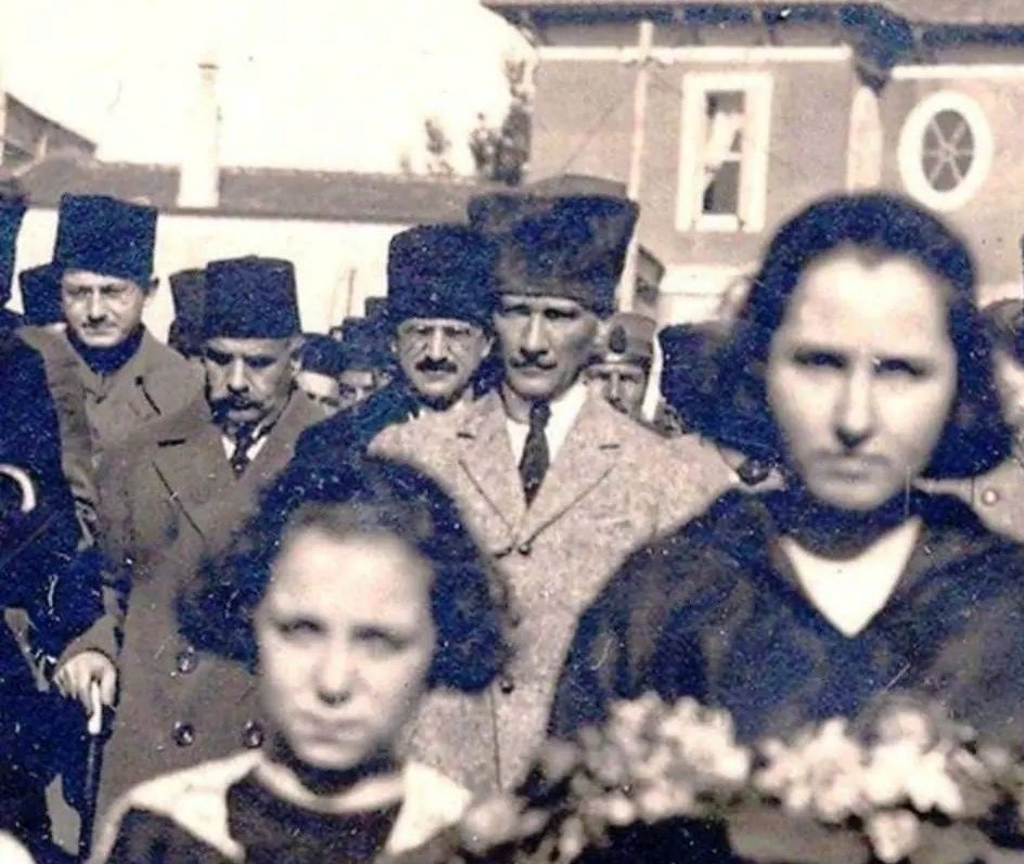 3 Mart 1924.
Hilafet kaldırıldı, egemenlik kayıtsız şartsız millete geçti. 🇹🇷