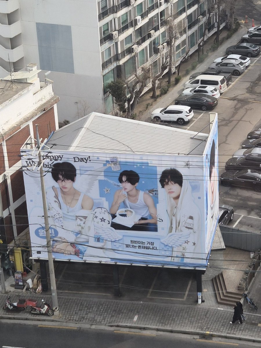 วอนบินบอกเดินผ่านบรีซแต่บรีซเอาแต่ถ่ายป้ายไม่มองกันเลยผมอยู่ตรงนี้ต่างหากหันไปมองตั้งสองสามรอบ ส่วนอีบรีซบอกเห็นแล้วว่ามีผู้ชายใส่เสื้อฟ้าสวมแมสสีขาวหันหลังมามองพวกนางแต่คิดกันว่าเป็นพวกอยากดังเลยมิงเดินผ่านไปเฉย ๆ กุให้เลยทั้งคู่555555555555555555555555555555555555