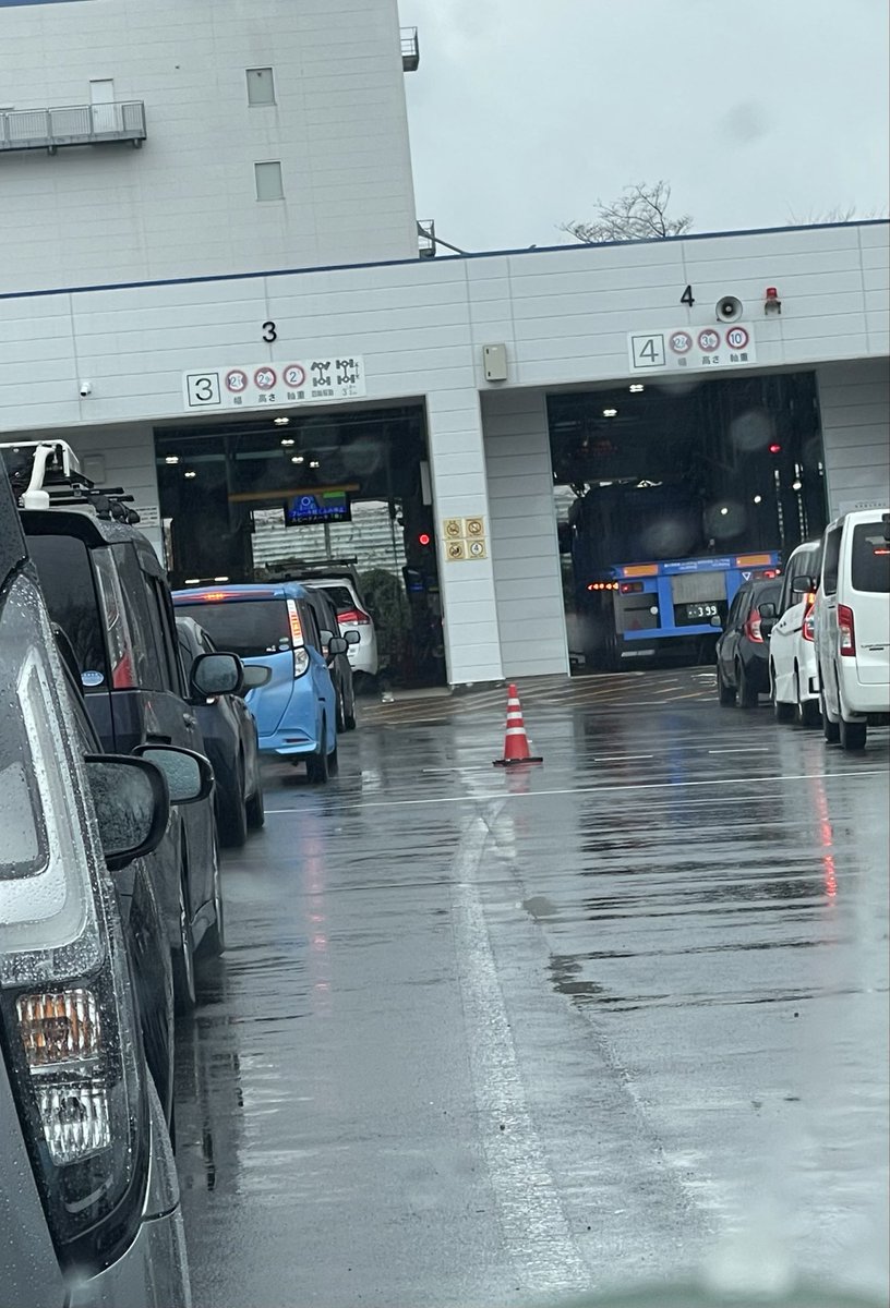 syakejo's tweet photo. 今日も午後1番でマツダの車の車検🚘
めずらしくマルチの方が少しだけ空いていて3コースへ
まぁまぁ混んでいます。
前にマツダの車のエアコンの電源オフがわからなかった。
普通はOFFってボタンが多い。まるに棒が���さってるマークってやっとかった💦
#車検場　#マツダ　#エアコンオフ https://t.co/48XBK2j6Gn