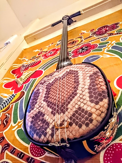 nangokuichiba's tweet image. 3月4日はサンシンの日🎶✨
やさしい音色が心に響く、沖縄の宝物☺️
今日も三線の音に癒やされながら過ごそう🌺
#サンシンの日 #三線 #沖縄 #琉球音楽