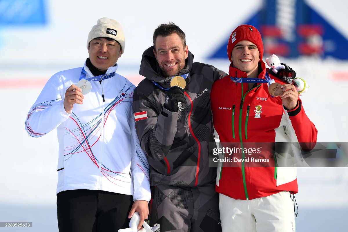 LendasOlimpicas's tweet photo. Benjamin Karl, Áustria 🇦🇹.
Campeão Olímpico.
Snowboard. Slalom Gigante Paralelo, masculino.
Jogos Olímpicos de Inverno, Milano Cortina 2026 🇮🇹.
#benjaminkarl #österreich #milanocortina2026 #olympics #legende #champion #snowboard #gold #livigno #winterspiele #aut https://t.co/HDnSkyEBxV