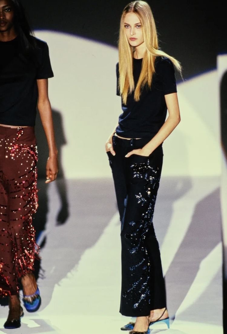 poisebrunette's tweet photo. Tom Ford’s Gucci SS 1999  
“Las Vegas Hippie” https://t.co/X4BL0u0Bxk