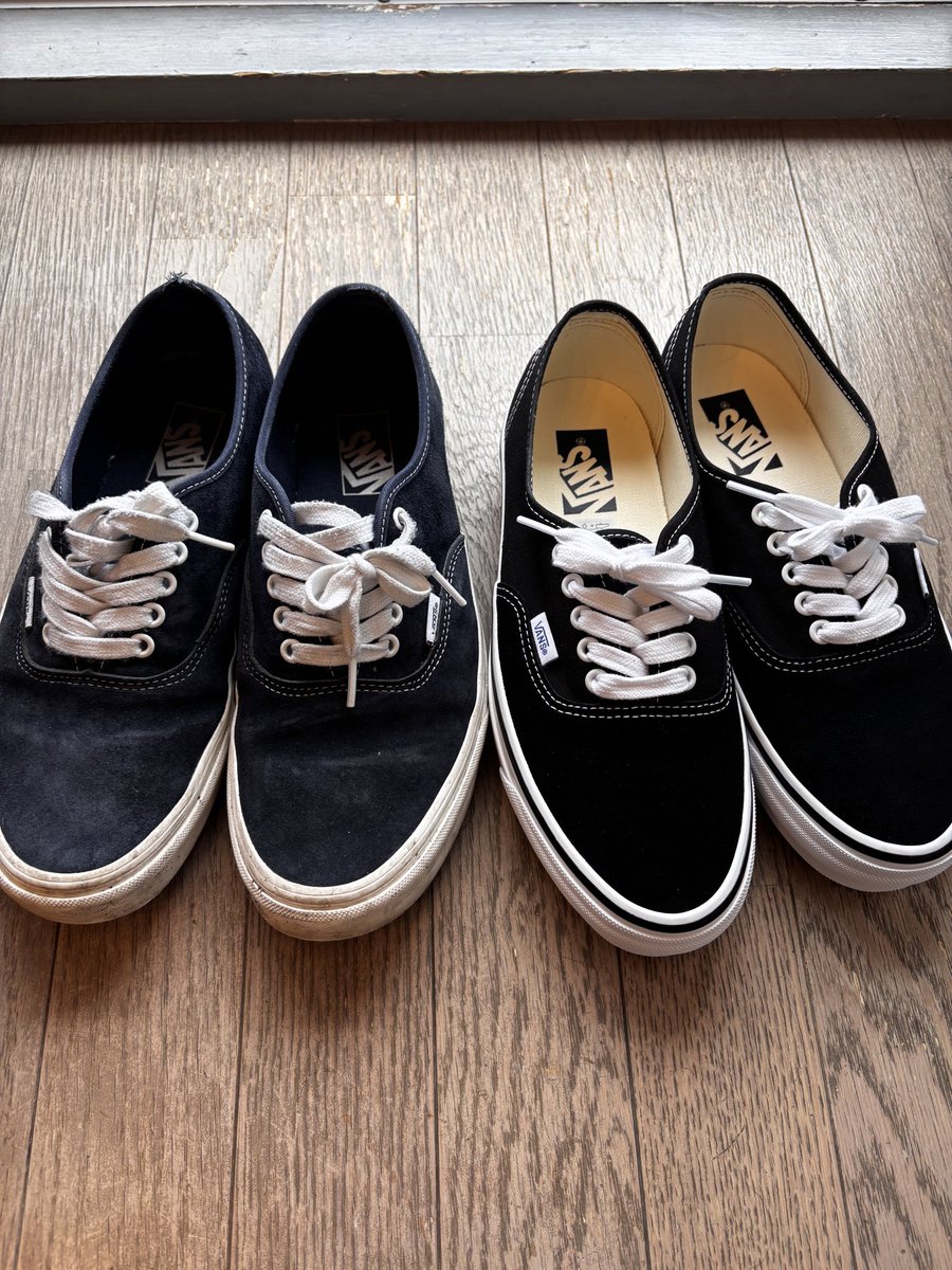 nomunomura's tweet photo. 居酒屋で持って行かれたVANSのオーセンティックを買い直した(右の黒)。
左は酔っ払いが置いていったヤツ。
色も中敷きも、フチのラインの有無も違うのに、間違えるかねぇ？ https://t.co/Ie09KXjJ4P