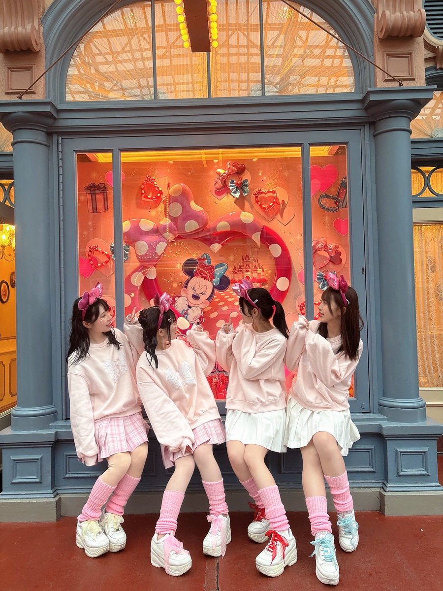ディズニー4人写真投下〜(っ'-')╮ =͟͟͞͞🎀