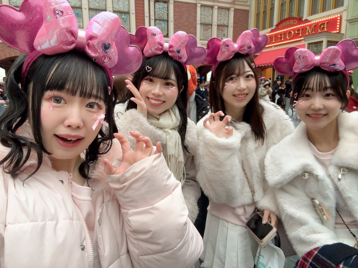 ディズニー4人写真投下〜(っ'-')╮ =͟͟͞͞🎀