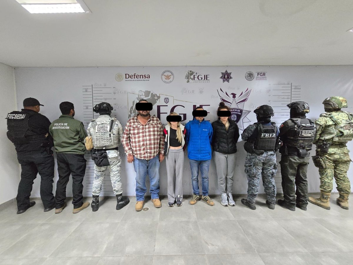 🚨 #Zacatecas | Operativo en Nochistlán deja 18 DETENIDOS (13 hombres, 5 mujeres). #FRIZ, <a href="/Defensamx1/">@Defensamx</a> , <a href="/GN_MEXICO_/">Guardia Nacional</a> y <a href="/FiscaliaZac/">FGJE Zacatecas</a> . Entre los detenidos, tres objetivos prioritarios y el segundo al mando de una célula. 

Link: direccioneszac.com/operativo-en-n…