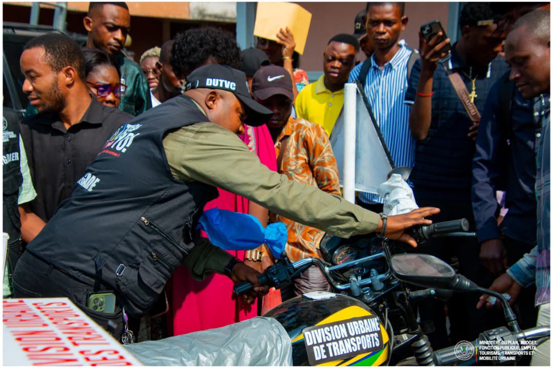 #KINSHASA 
Des tenues de travail, des motos et des équipements électroniques de paiement ont été remis aux agents taxateurs de la division urbaine des transports de la Ville de Kinshas par le Ministre  Provincial des transports J.N Sheke en vue d’assurer leur identification et