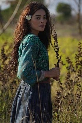 NijaMoro's tweet photo. Above all she was patriotic. She cared about the unity of Türkiye and the Turks 🇹🇷 she represents the ordinary Anatolian woman whose love for her country is instinctive rather than ideological 🌼 Aziz overall is a very important show for patriots ♥️

#SimayBarlas #Aziz #Efnan https://t.co/T2qmNfkemN