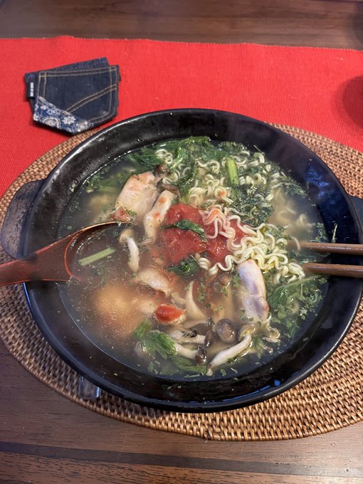 買った日に冷蔵庫入れ忘れて室温で8時間放置され消費期限が昨日の鶏肩肉をじっくり炒めたトマトパクチーセロリラーメンです。通してください。 