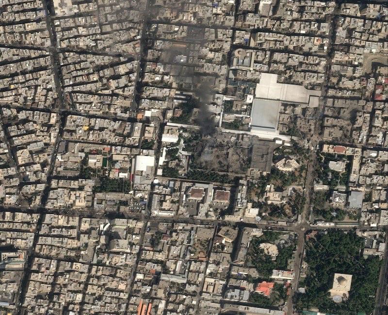 droppaijo's tweet photo. Diperkirakan, gambar satelit dari apa yang dulunya merupakan kediaman Ayatollah Khamenei di Teheran. 
Gambar setelah serangan udara Israel menunjukkan bahwa bangunan itu hancur sampai ke fondasinya. 
IDF menyatakan bahwa setidaknya 30 bom anti-bunker telah dijatuhkan ke kediaman https://t.co/dfOl80aLFK
