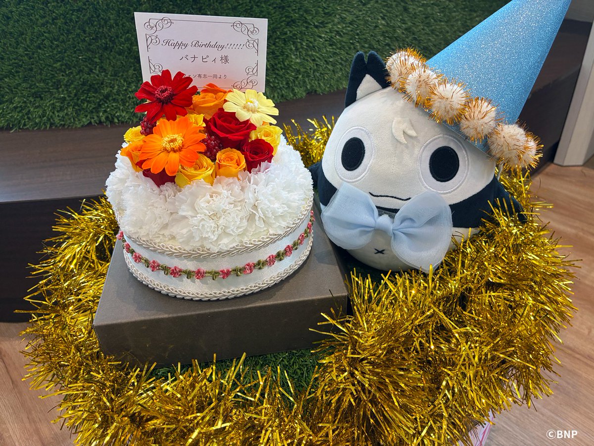 banapy_BNP's tweet photo. 今年もボクのお誕生日にお花が届いたピィ♪◉ ◉
BNPカラーのお花とっても嬉しいピィ～☆彡
お花を送ってくれたみんなありがとピィ！

今年もBNP作品の応援がんばるピィ🔥
秋葉原のBNPストアにもおっきいボクがいるからぜひ会いに来てピィ～◉ ◉
#BNP https://t.co/jV22bC9nHC