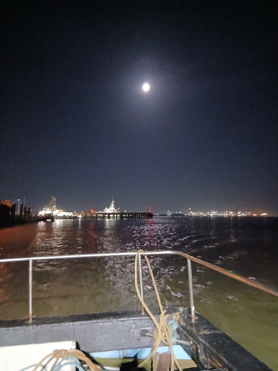 Calm seas, full moon....perfect.