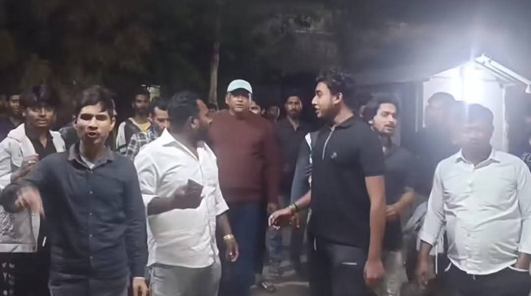 HinduVoice_in's tweet photo. Yesterday night(02.03.2026), a strange thing happened in #WestBengal 

An Islamist mob gathered in front of the #Minakhan Police Station. 

Islamists were angry. Islamists demanded to arrest a Hindu social media influencer. 

Islamists alleged that the influencer made obscene comments about Iran's Ayatollah Khameni. 

The area come under the North 24 Parganas district of West Bengal.