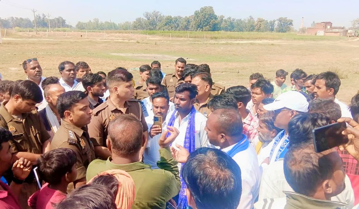 ऐसा देश है मेरा जहां शराब पीकर खंभे में टकरा मरने वाला का भी SCSTAct और हत्या का मुकदमा दर्ज कराया जाएगा।

 घटना प्रतापगढ़ UP  की  है जहां एक नशेड़ी रात को मोटरसाइकिल पर आ रहा था। उसकी बाइक बिजली के खंभे से टकरा गई। दुर्घटना काफ़ी भीषण थी और उसकी मौत हो गई।
वीरेंद्र गौतम नाम के