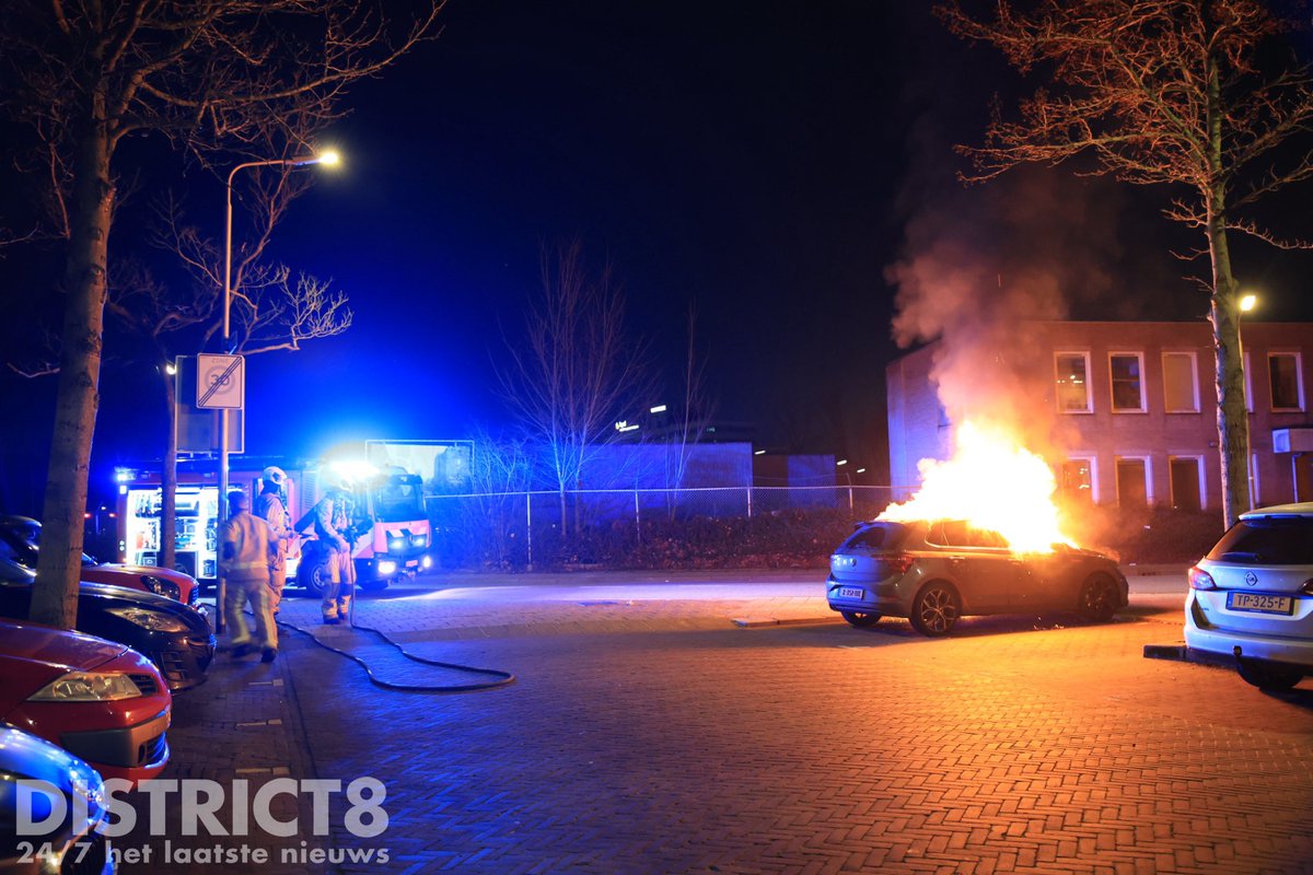 112 melding Zwaar beschadigde auto na brand in Delft