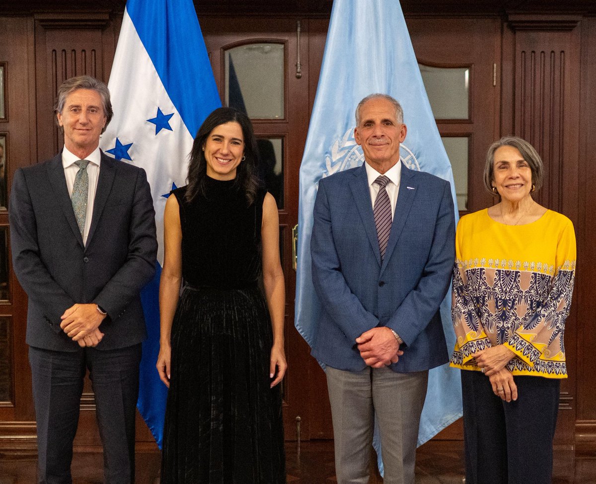 MichMuschett's tweet photo. Doy inicio a mi misión oficial a Honduras con una productiva reunión con el Presidente @TitoAsfuraPHN y la Canciller @MireyaAguero.

Intercambiamos sobre las prioridades nacionales de desarrollo y el apoyo técnico que desde PNUD estaremos brindando. 

¡Gracias por la confianza! https://t.co/X6TjCPUmGe