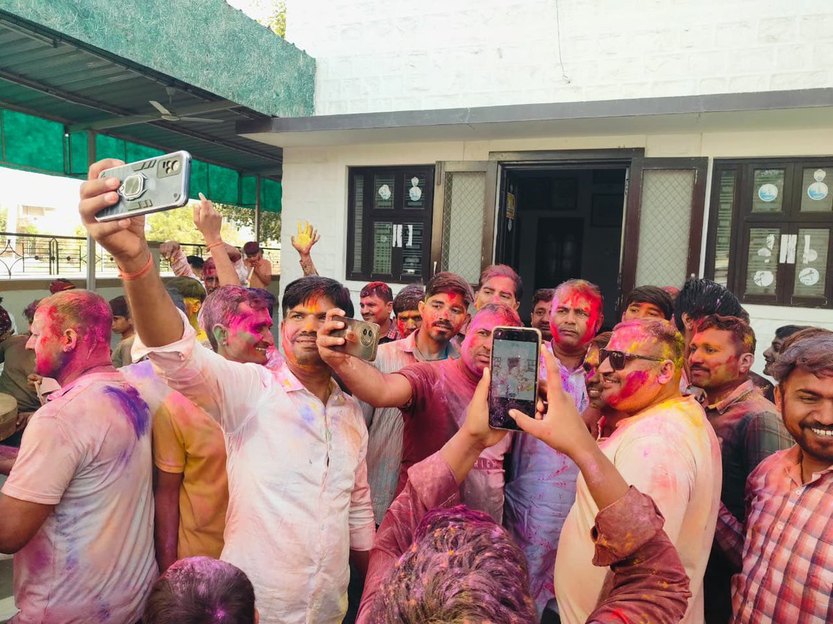होली के पावन पर्व पर मदन प्रजापत (पूर्व विधायक, पचपदरा) ने बालोतरा स्थित अपने निवास पर क्षेत्रवासियों से मुलाकात की और सभी को होली की हार्दिक शुभकामनाएँ दीं।
<a href="/MadanPrajapat_/">Madan Prajapat</a>