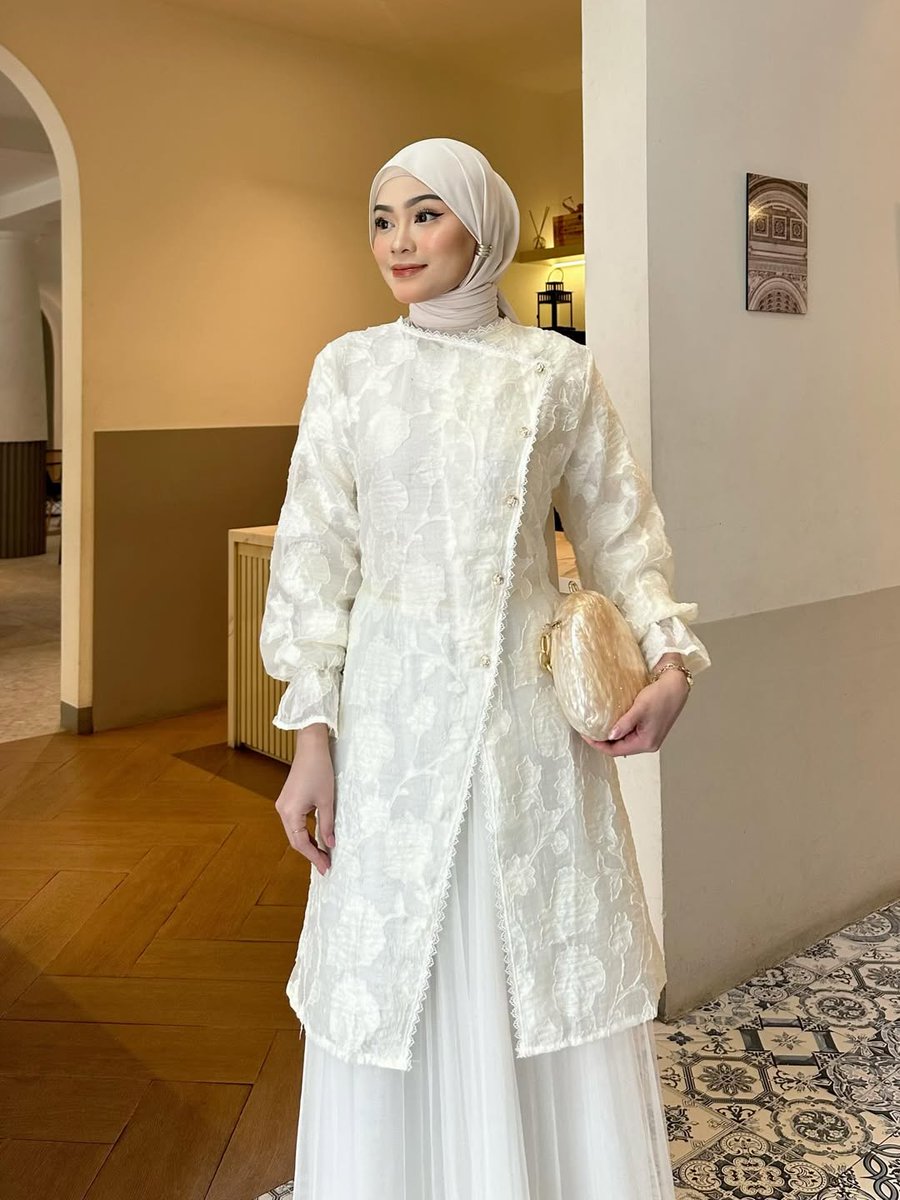 Alisya
📌s.shopee.co.id/2B9qFCVsyy

Bahan tencel jacquard yang halus, breathable, dan jatuhnya rapi ini bikin siluet terlihat lebih sleek