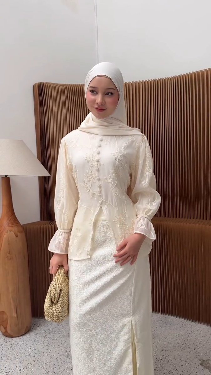 chilluvs's tweet photo. Renjana
📌https://t.co/1E0hyOQgvA

Terlihat soft, tapi tetap cuttingan nya jadi statement.  Dipakai acara spesial tetap cantik, dipadu rok bahan jaguard yang motifnya timbul itu jadi best combo https://t.co/YwZ2cZbQY9