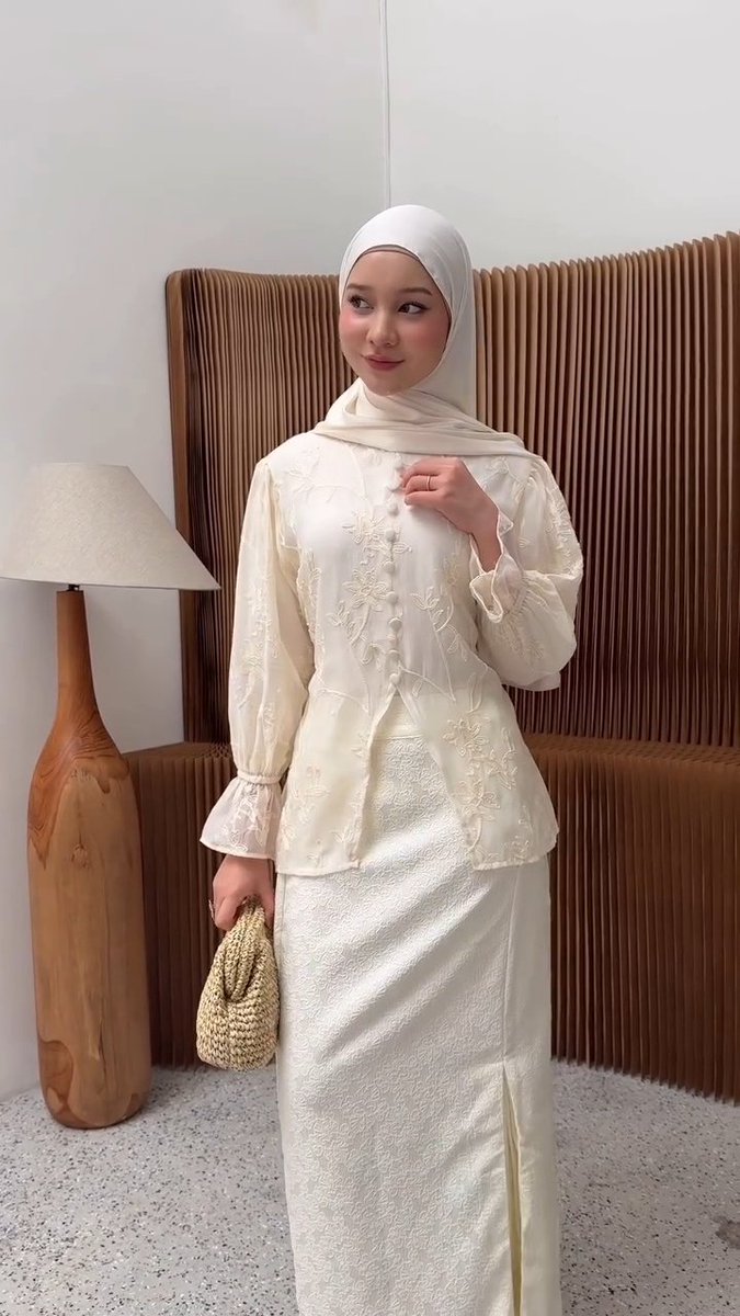 Renjana
📌s.shopee.co.id/5AnRbFFkg9

Terlihat soft, tapi tetap cuttingan nya jadi statement.  Dipakai acara spesial tetap cantik, dipadu rok bahan jaguard yang motifnya timbul itu jadi best combo