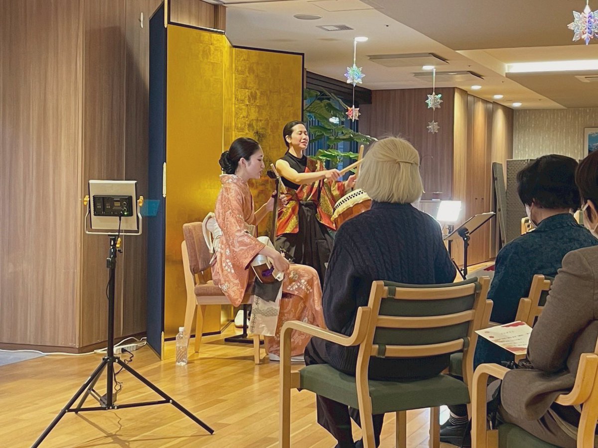 ArtsProvider's tweet photo. 【出張生演奏】

グランクレール立川シニアレジデンス様にて、和太鼓と三味線による新春コンサートを行いました🎍
迫力ある演奏と伝統音楽を中心にお届けし、クイズや歌にもご参加いただきました。
ご関係者の皆さま、誠にありがとうございました。

#和太鼓 #濵田夏希 
#三味線 #宇山葵 
#出張演奏 https://t.co/JpwfqIbyy9