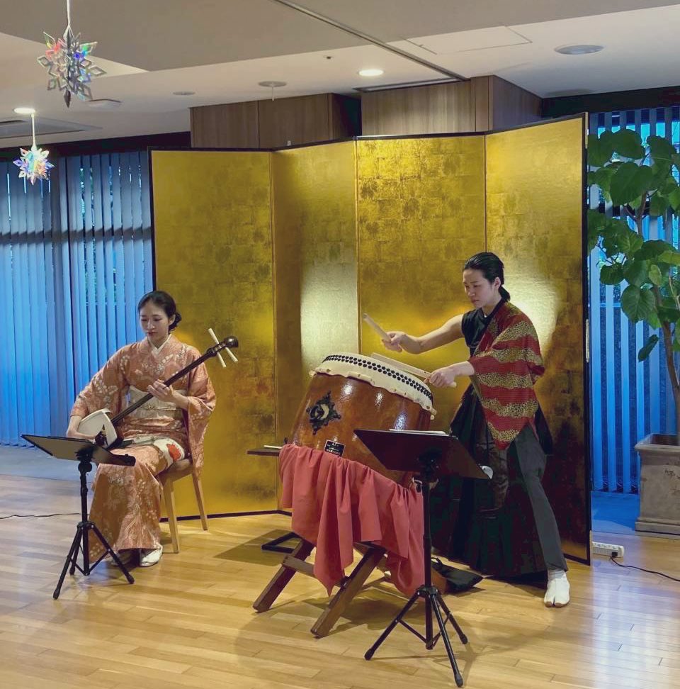 ArtsProvider's tweet photo. 【出張生演奏】

グランクレール立川シニアレジデンス様にて、和太鼓と三味線による新春コンサートを行いました🎍
迫力ある演奏と伝統音楽を中心にお届けし、クイズや歌にもご参加いただきました。
ご関係者の皆さま、誠にありがとうございました。

#和太鼓 #濵田夏希 
#三味線 #宇山葵 
#出張演奏 https://t.co/JpwfqIbyy9
