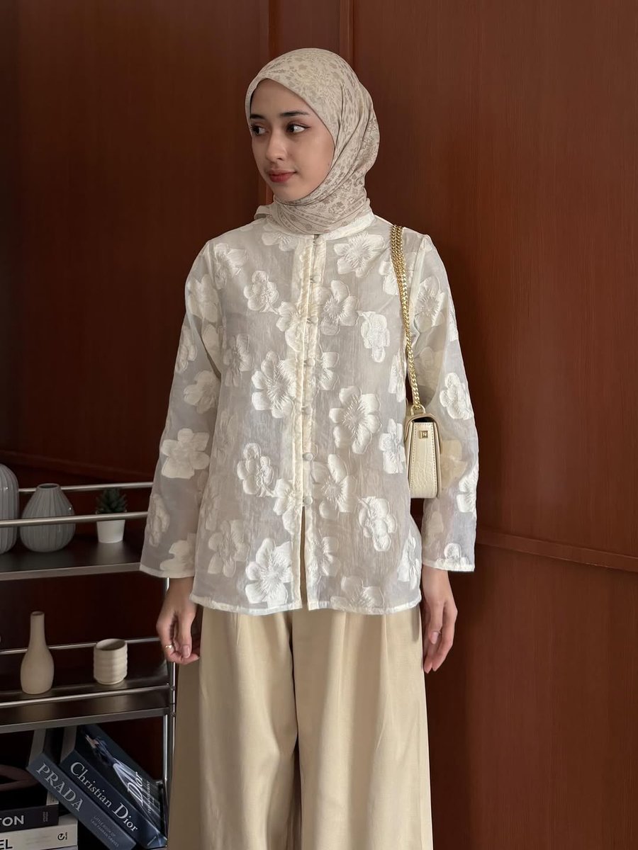 Raya Tunic
📌s.shopee.co.id/7AYW5aUUn5
Raya Blouse
📌s.shopee.co.id/8KkTYZoP8D

Selain bahannya yang ringan, tunik dan blouse inj juga punya motif bunga yang cantik ✨️