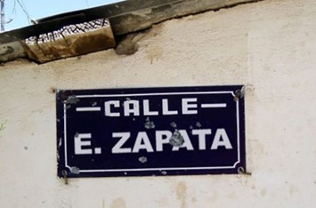 INEHRM's tweet photo. #SigloXX

Homero Aridjis escribió el poema “Emiliano Zapata”: 

“Lo volvieron calle / lo hicieron piedra / lo volvieron tarjeta postal / discurso de político / lo hicieron película / ingenio azucarero / lo volvieron bigote / traje charro / él ve nada / oye nada” https://t.co/BeRUPVRXMQ