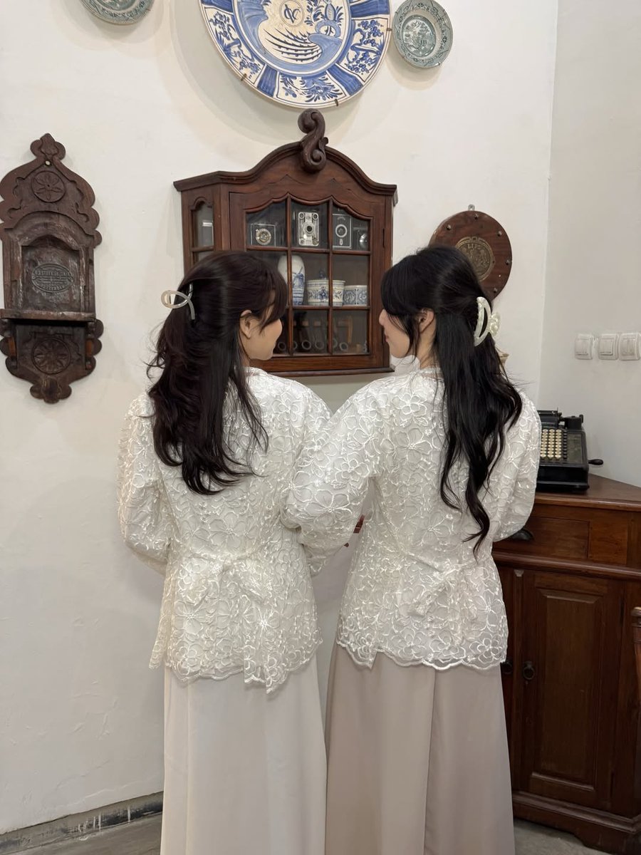 Lestari 
📌 s.shopee.co.id/60MYkEdmSM

Outer blouse yang simple gini bakalan gampang banget di mix and match dengan outfit apapun, bakal cakep juga dipake kondangan