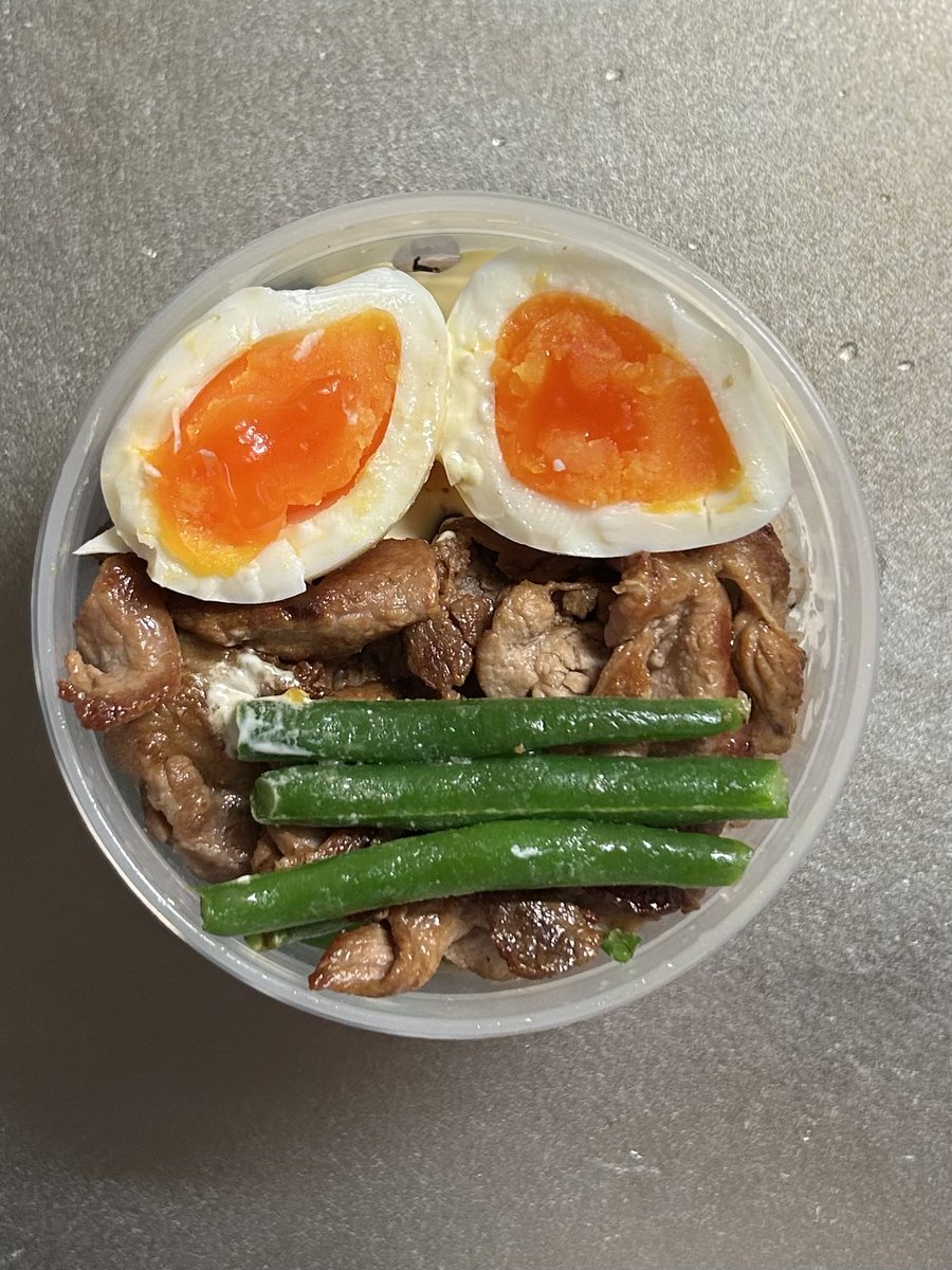 hatakatu2020's tweet photo. 「ゆで卵・豚肉・インゲン弁当」
「醤油で炒めた豚肉」と「ゆで卵」と「インゲン」を「梅干しと鰹節ご飯」に乗せた。卵の下にはマヨネーズ。ゆで卵にマヨネーズは欠かせないのだ。

#日記
#哲学
#詩
#五行歌
#還暦飯
#還暦弁当 https://t.co/mSUCLXQP0c