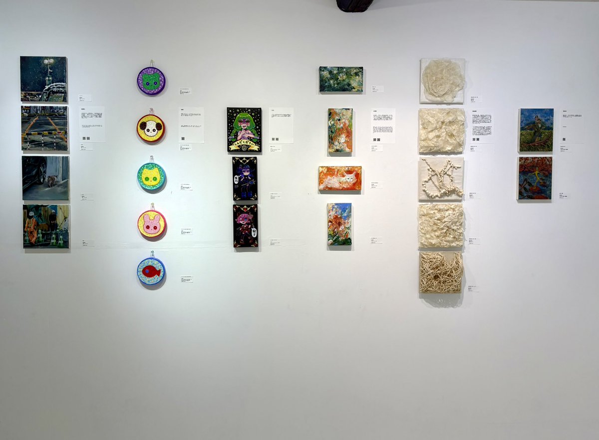 sangatsu_art's tweet image. 生憎の雨です。普段は海外のお客様も多く来られますが本日はスローな予感。ごゆっくりご覧頂けるかと思います！

44名182点の作品を展示中！見応えあるのでこの機会に是非お越しください！！ネットショップからもご購入頂けます。

特設サイトはこちら！
swimmy2026.netlify.app