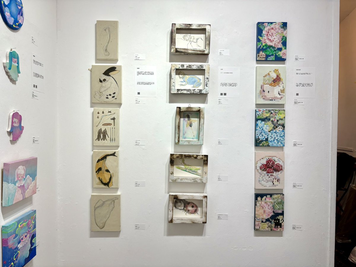 sangatsu_art's tweet image. 生憎の雨です。普段は海外のお客様も多く来られますが本日はスローな予感。ごゆっくりご覧頂けるかと思います！

44名182点の作品を展示中！見応えあるのでこの機会に是非お越しください！！ネットショップからもご購入頂けます。

特設サイトはこちら！
swimmy2026.netlify.app